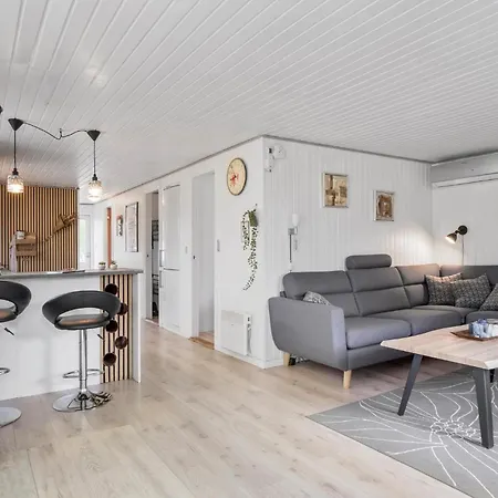 4 Bedroom Cozy In Holiday home