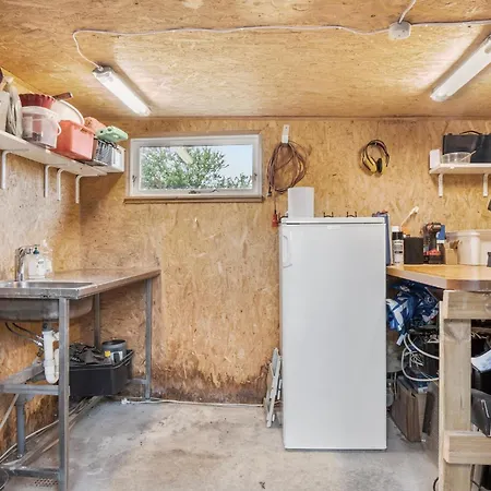 4 Bedroom Cozy In Holiday home