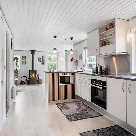 Semesterbostad 4 Bedroom Cozy In